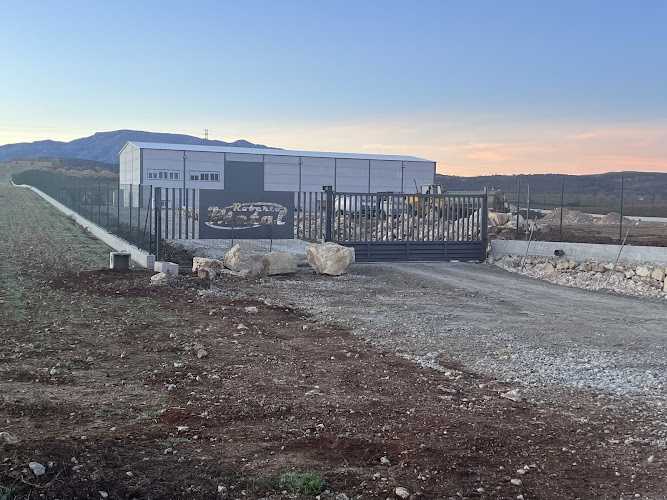 Fotografia tomada fuera de ROBERTO METAL - Carpintería metálica y de aluminio en Alhama de Granada, Granada