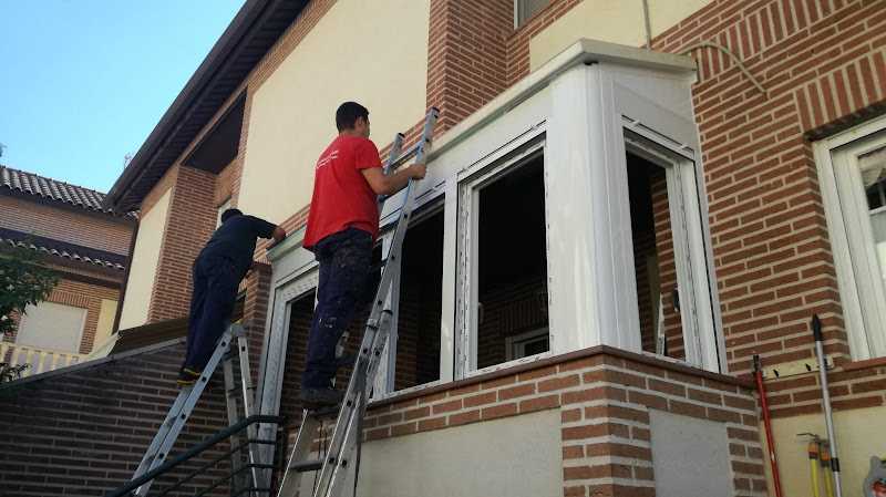 Fotografia tomada fuera de Carpintería Hnos. Orozco SL Taller de hierro - Carpintería metálica y de aluminio en Alcalá de Henares, Madrid