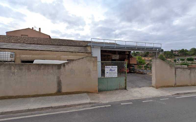 Fotografia tomada fuera de FUSTERIA EBENISTERIA MIQUEL SL - Establecimiento de venta de madera en Vimbodí i Poblet, Tarragona