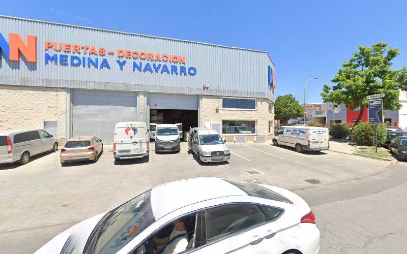 Fotografia tomada fuera de Medina y Navarro Puertas y Decoración. EXPOSICIÓN - Establecimiento de venta de madera en Albolote, Granada