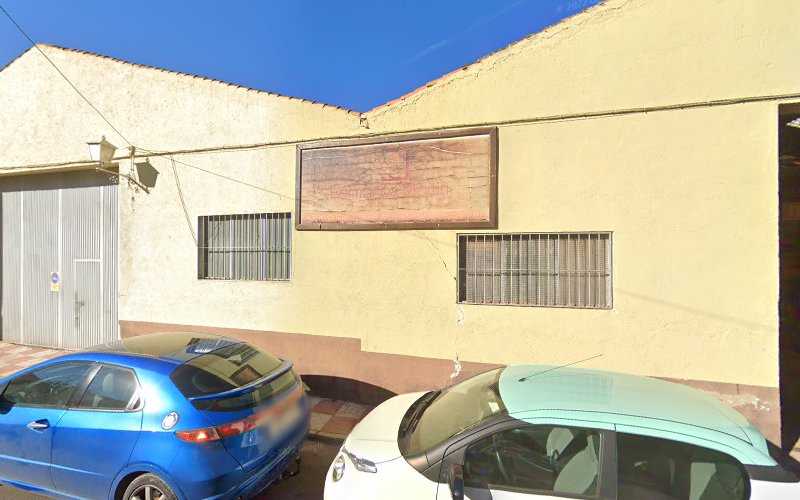 Fotografia tomada fuera de Carpintería Hermanos Martín S.L. - Tienda de armarios en Armilla, Granada