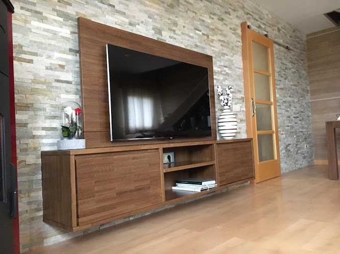 Fotografia tomada fuera de Carpintería Muñoz Plaza - Carpintero en Becerril de la Sierra, Madrid