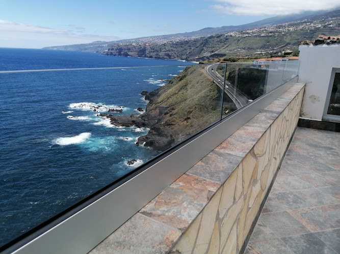 Fotografia tomada fuera de Alumaru Candelaria SL - Carpintería metálica y de aluminio en Barranco Hondo, Santa Cruz de Tenerife