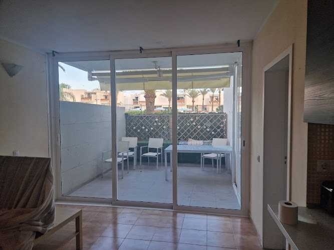 Fotografia tomada fuera de Pide Tu Ventana Canarias - Carpintería metálica y de aluminio en Santa Cruz de Tenerife, Santa Cruz de Tenerife