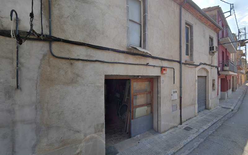 Fotografia tomada fuera de Fusteria i Mobles Saubí - Fábrica de muebles en Salt, Girona