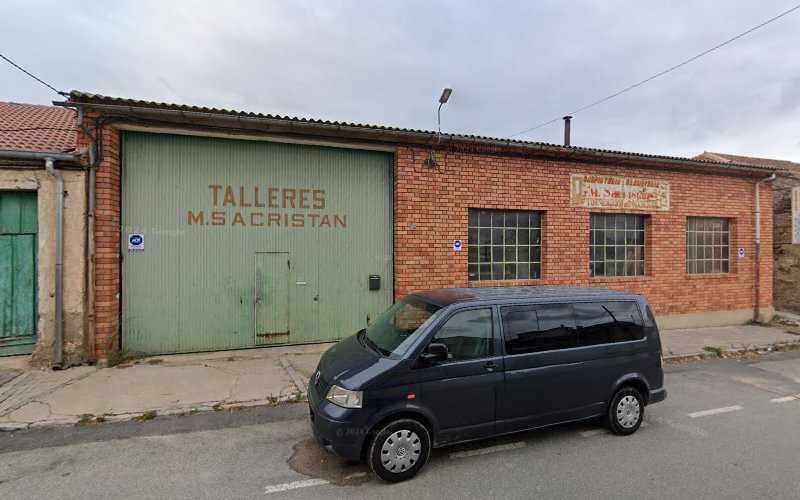 Fotografia tomada fuera de Carpintería Ebanistería Martín Sacristán - Tienda de armarios en Bernardos, Segovia