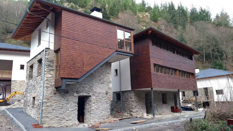 Fotografia tomada fuera de Puertas Velasco - Lumber store en Brañalonga, Asturias