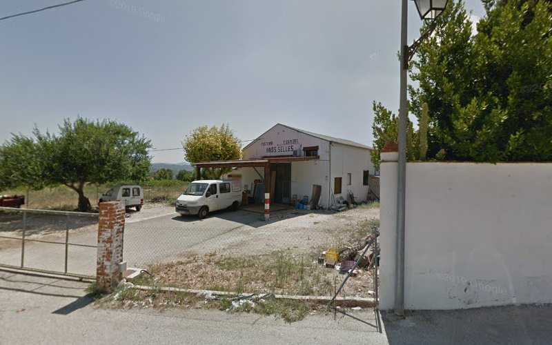 Fotografia tomada fuera de Fusteria Sellés - Tienda de muebles en Beniarrés, Alicante