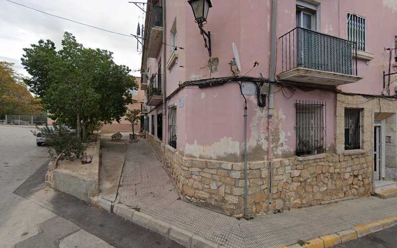 Fotografia tomada fuera de Bayan Carpinteros - Carpintería en Orihuela, Alicante