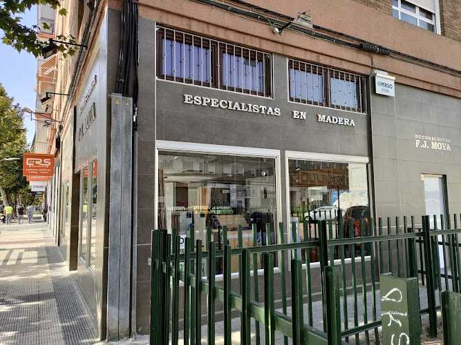 Fotografia tomada fuera de Decoraciones.F.J. Moya - Carpintería en Zaragoza, Zaragoza