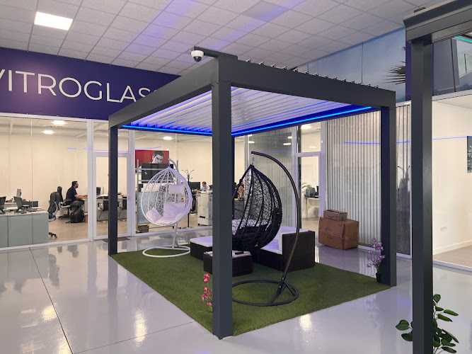 Fotografia tomada fuera de Vitroglass Zaragoza - Proveedor de equipos para cerramiento de patios en Zaragoza, Zaragoza