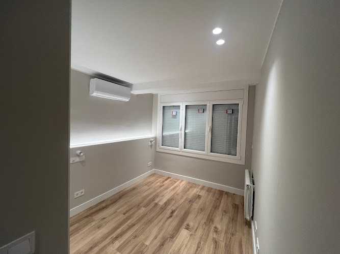 Fotografia tomada fuera de Alumidina carpintería de aluminio y pvc - Carpintería metálica y de aluminio en Barcelona, Barcelona