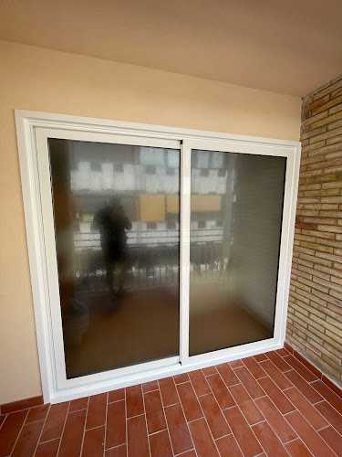 Fotografia tomada fuera de Carpintería de aluminio Realumper - Proveedor de ventanas PVC en Barcelona, Barcelona