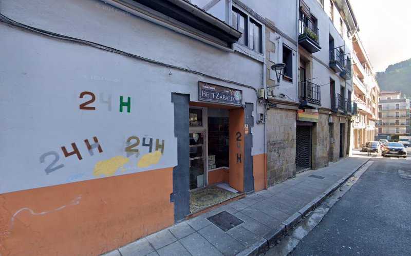 Fotografia tomada fuera de Carpintería Uribesalgo - Tienda de armarios en Urretxu, Guipúzcoa