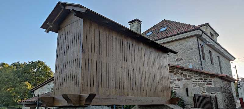 Fotografia tomada fuera de Carpintería Quintana Quiser, C.B. - Carpintero en Chantada, Lugo