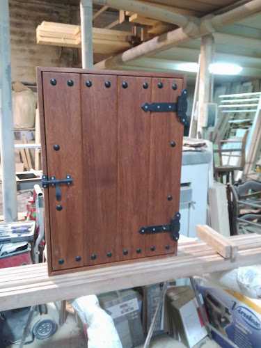 Fotografia tomada fuera de Carpintería Carlos Fernández - Tienda de armarios en Badajoz, Badajoz