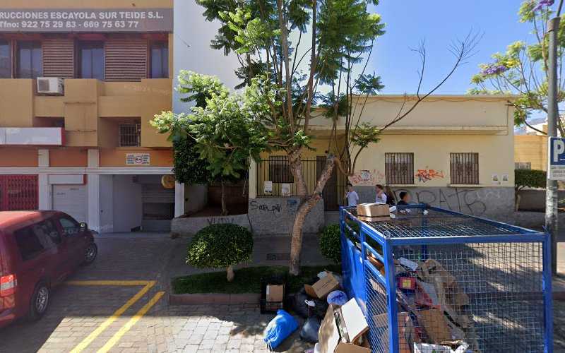 Fotografia tomada fuera de Multisercan - Carpintería en Los Cristianos, Santa Cruz de Tenerife