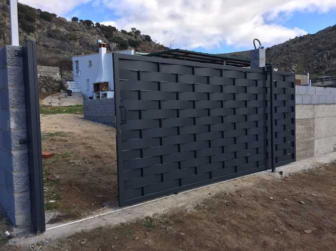 Fotografia tomada fuera de Talleres Herrero - Carpintería metálica y de aluminio en San Bartolomé de Pinares, Ávila