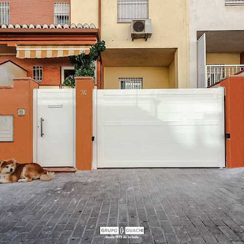 Fotografia tomada fuera de GRUPO GUACHI Ventanas PVC y Puertas Automáticas - Carpintería metálica y de aluminio en Peligros, Granada