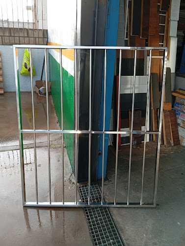 Fotografia tomada fuera de carpinteria metalica juan baena s.l - Taller de instalación de puertas y ventanas en Fernán Núñez, Córdoba