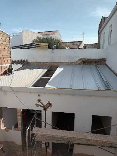 Fotografia tomada fuera de Multiservicios Osuna - Carpintería metálica y de aluminio en Fernán Núñez, Córdoba