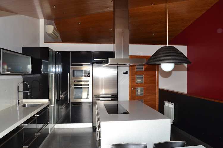 Fotografia tomada fuera de Fusteria Integral - Establecimiento de venta de madera en Albatàrrec, Lérida