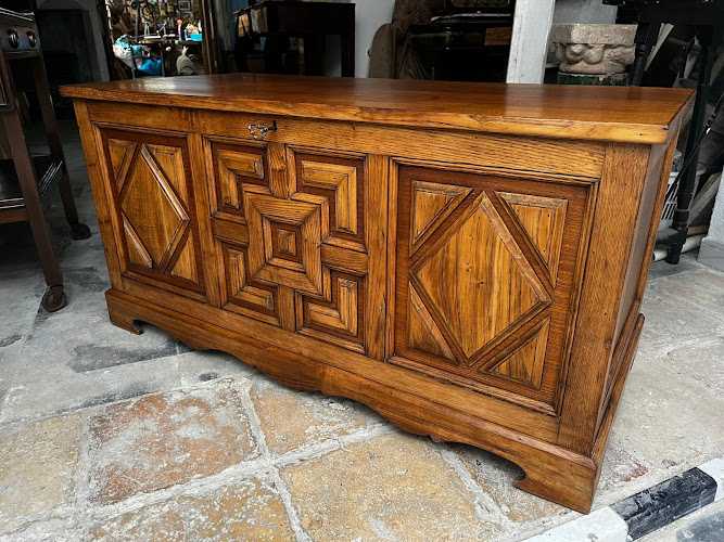 Fotografia tomada fuera de Arahart - Segura Medina - Servicio de restauración de muebles antiguos en Arahal, Sevilla