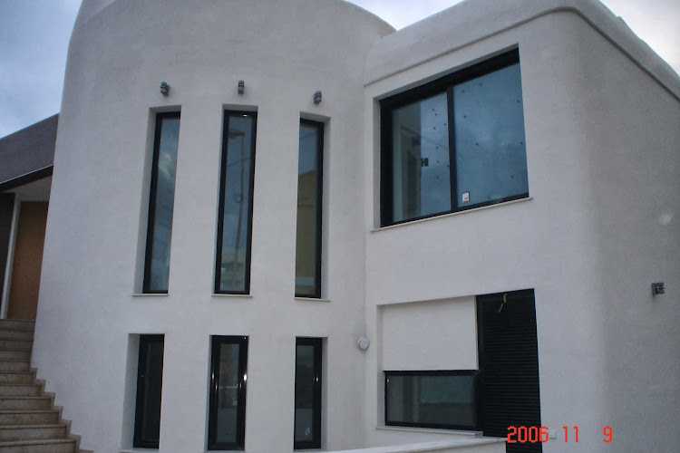 Fotografia tomada fuera de Blasmetal aluminis, s.l. - Carpintería metálica y de aluminio en Alzira, Valencia