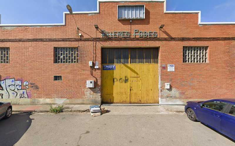 Fotografia tomada fuera de Talleres Pobes - Carpintería metálica y de aluminio en Villalobón, Palencia