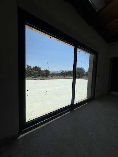 Fotografia tomada fuera de JV ALUMINIOS - Carpintería metálica y de aluminio en L'Olleria, Valencia