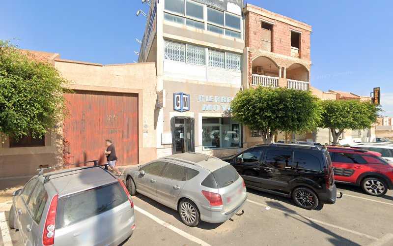 Fotografia tomada fuera de Cierres Moya - Carpintería metálica y de aluminio en Roquetas de Mar, Almería