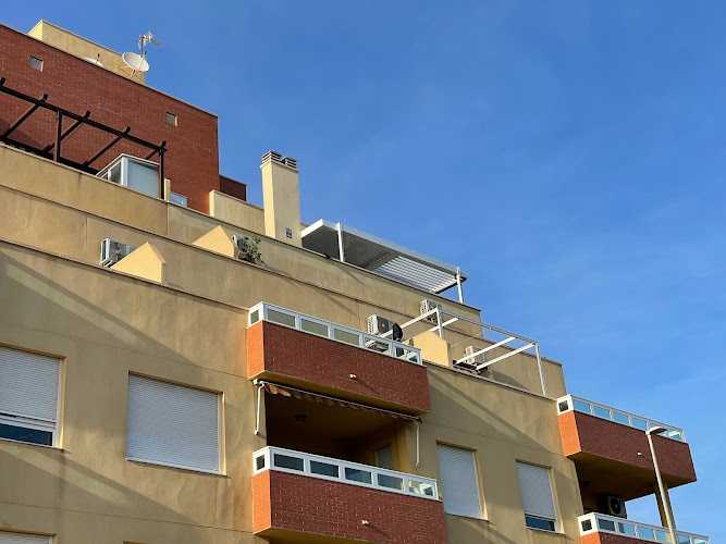 Fotografia tomada fuera de Aluminios Rivera - Carpintería metálica y de aluminio en Roquetas de Mar, Almería