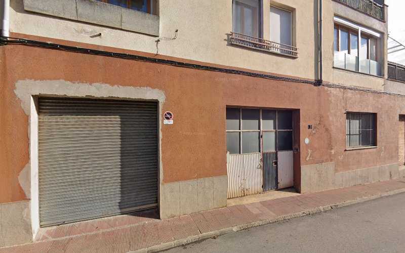 Fotografia tomada fuera de Fusteria Sisu - Tienda de armarios en Cassà de la Selva, Girona