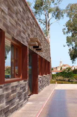 Fotografia tomada fuera de Fustes Garolera - Botiga de materials per a la construcció en Cassà de la Selva, Girona