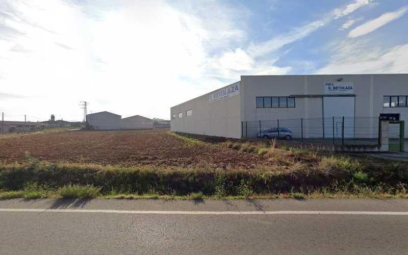 Fotografia tomada fuera de R. Betolaza Maderas Y Tableros - Establecimiento de venta de madera en Tricio, La Rioja