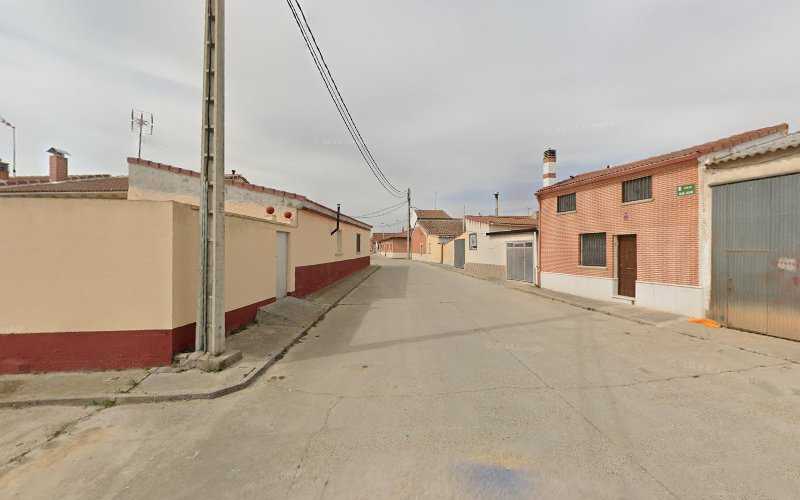 Fotografia tomada fuera de Aluminios USE - Carpintería metálica y de aluminio en Villaverde de Medina, Valladolid