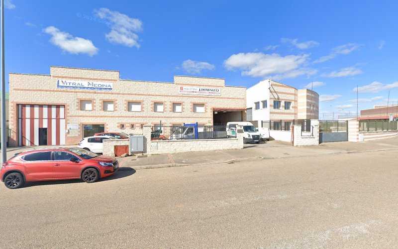 Fotografia tomada fuera de Metalúrgicas José Domínguez, S. L. - Carpintería metálica y de aluminio en Medina del Campo, Valladolid