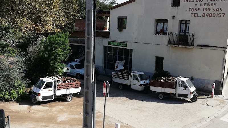 Fotografia tomada fuera de Fes Llenya - Establecimiento de venta de madera en Sant Esteve de Palautordera, Barcelona