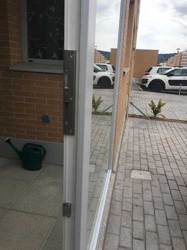 Fotografia tomada fuera de VECOPOL - Ventanas y Complementos Polanco SL - Carpintería metálica y de aluminio en Burgos, Burgos