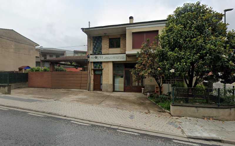 Fotografia tomada fuera de Carpintería Ebanistería Miquel Colomer - Botiga d'armaris en Olot, Girona