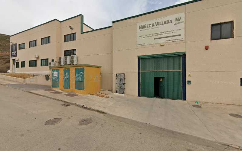 Fotografia tomada fuera de Maderas Nuñez Y Villada - Establecimiento de venta de madera en La Línea de la Concepción, Cádiz