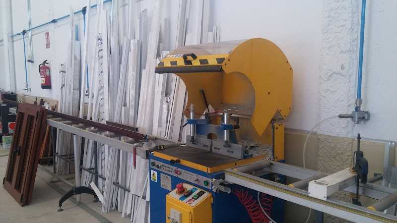 Fotografia tomada fuera de Aluminios y Vidrios J.M. Mancilla - Carpintería metálica y de aluminio en La Línea de la Concepción, Cádiz