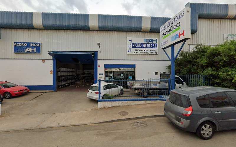 Fotografia tomada fuera de industrias Metálicas Antonio Herrera - Carpintería metálica y de aluminio en La Línea de la Concepción, Cádiz