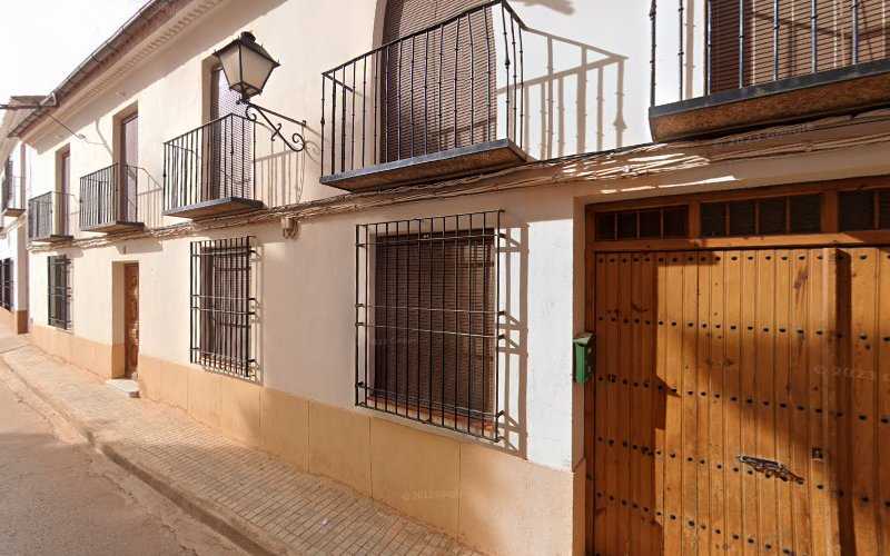 Fotografia tomada fuera de Ebanistería los vicenticos - Artesanía en Villanueva de los Infantes, Ciudad Real