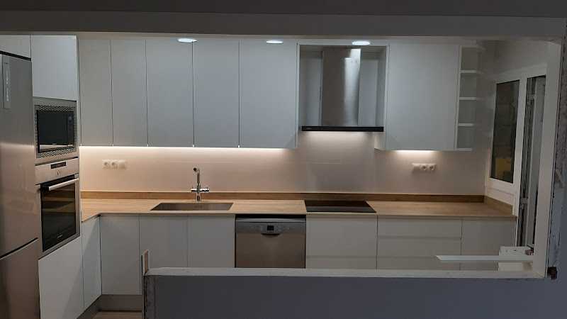 Fotografia tomada fuera de Carpintería y Montajes Romaris - Botiga de mobiliari de cuina en Can Tries, Barcelona