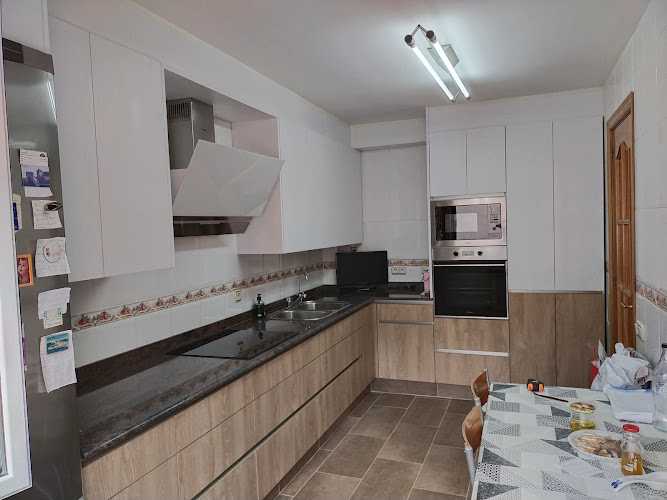 Fotografia tomada fuera de Fusteria i Reparacions Bedoya- Carpinteria de madera y aluminio en Manresa - Carpintería en Manresa, Barcelona