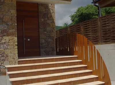 Fotografia tomada fuera de Serralleria Sant Joan de les Abadesses, LLAMAS - Metal·listeria en Sant Joan de les Abadesses, Girona