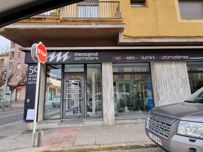 Fotografia tomada fuera de Moncanut Serrallers - Finestra d'alumini en Sant Joan de les Abadesses, Girona