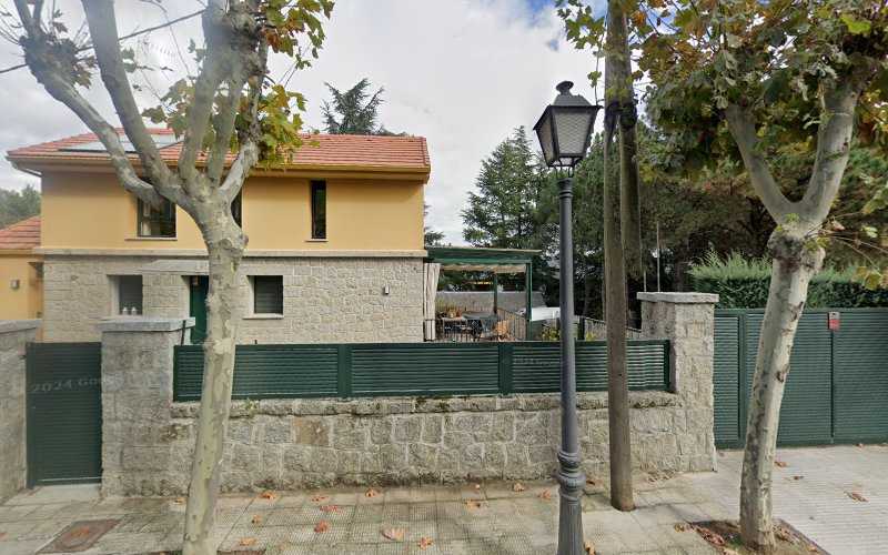 Fotografia tomada fuera de Ebanistería Herranz - Tienda de armarios en El Escorial, Madrid