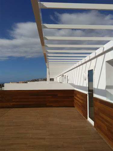 Fotografia tomada fuera de Aluminios Díaz Carballo - Carpintería metálica y de aluminio en La Laguna, Santa Cruz de Tenerife